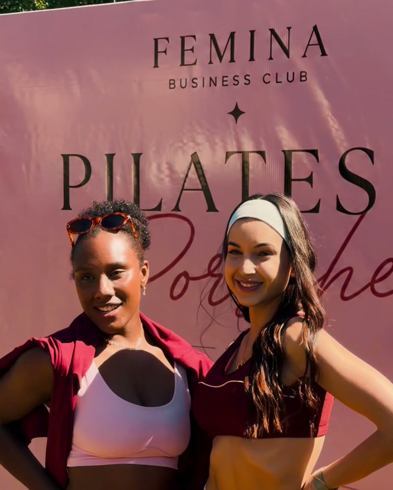 Participantes em frente ao painel do evento