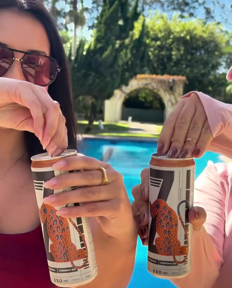 Brinde com energéticos na piscina